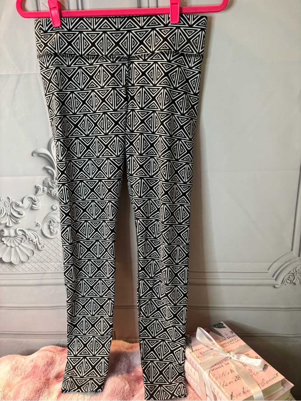 Victoria’s Secret Black & White Geometric Yoga Pull-On Pants, Size Small